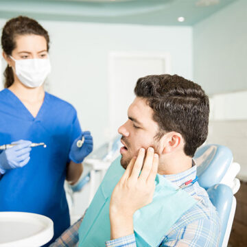 How to manage a dental emergency while waiting for a dentist?